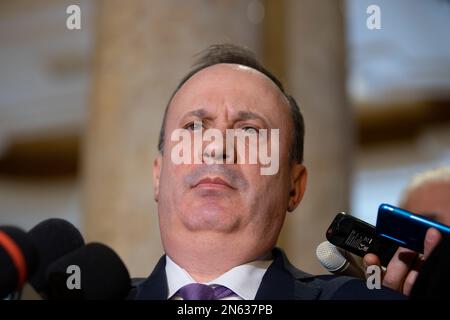 Bucarest, Roumanie - 09 février 2023: Le ministre roumain des Finances, Adrian Caciu, s'adresse à la presse lors de l'événement "adhésion à l'OCDE – Oportun Banque D'Images