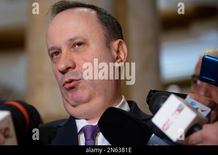 Bucarest, Roumanie - 09 février 2023: Le ministre roumain des Finances, Adrian Caciu, s'adresse à la presse lors de l'événement "adhésion à l'OCDE – Oportun Banque D'Images