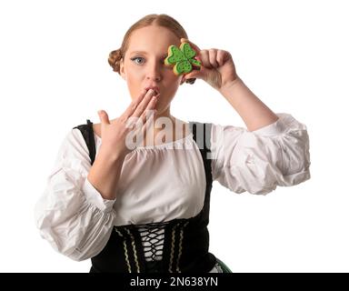 Une serveuse irlandaise choquée avec un cookie sur fond blanc. St. Fête de la Patrick Banque D'Images