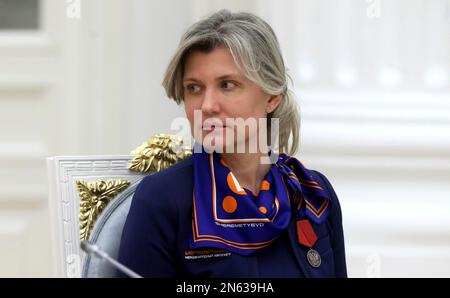 Moscou, Russie. 09th févr. 2023. Le chef russe de l'aviation de transport à l'aéroport international de Sheremetyevo, Olga Vlasova, écoute le président Vladimir Poutine lors d'une rencontre avec des représentants de la communauté professionnelle de l'aviation marquant le 100th anniversaire de l'aviation civile nationale au Palais du Kremlin d'État, à 9 février 2023, à Moscou, en Russie. Credit: Mikhail Metzel/Kremlin Pool/Alamy Live News Banque D'Images