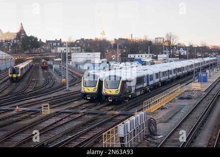 Trains à un dépôt de train à la gare de Clapham Junction. Les syndicats de conducteurs de train ont mené une autre grève ferroviaire aujourd'hui. Banque D'Images