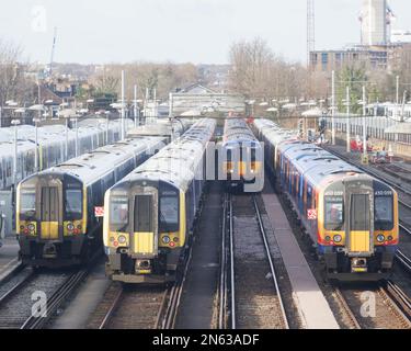 Trains à un dépôt de train à la gare de Clapham Junction. Les syndicats de conducteurs de train ont mené une autre grève ferroviaire aujourd'hui. Banque D'Images