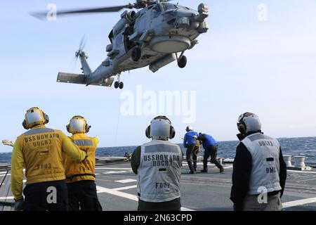 SAGAMI WAN, Japon (23 janvier 2023) les marins Howard et un hélicoptère MH-60R Seahawk, attaché à l'escadron de frappe maritime (HSM) 51, se préparent à se fixer à bord d'un hélicoptère de ravitaillement en vol (HIFR) à bord du destroyer à missiles guidés de classe Arleigh Burke USS Howard (DDG 83). Howard est affecté au Commandant de la Force opérationnelle (CTF) 71/Destroyer Squadron (DESRON) 15, la plus grande force de surface déployée à l’avant de la Marine et la principale force de surface de la flotte américaine 7th. (É.-U. Photo de la marine par Ensign Morgan Bollinger) Banque D'Images