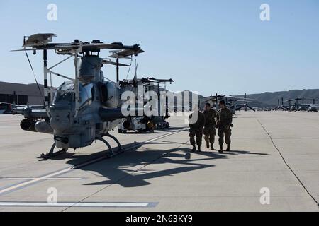 ÉTATS-UNIS Des aviateurs affectés à l'équipe d'inspection conjointe de l'escadron 921st d'intervention en cas de crise approchent un vipère AH-1Z affecté à l'Escadron 169 d'hélicoptères d'attaque de lumière marine lors d'un entraîneur de queue du service de commandement majeur au camp de la station aérienne du corps maritime de Pendleton, en Californie, le 23 janvier 2023. L'équipe d'inspection conjointe est responsable de toutes les marchandises et inspecte le poids, le contrepoids et les mesures des hélicoptères pour assurer la sécurité. (É.-U. Photo de la Force aérienne par le premier Airman Alexander Merchak) Banque D'Images