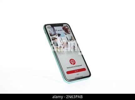 MYKOLAIV, UKRAINE - 9 JUILLET 2020 : iPhone 11 avec application Pinterest à l'écran sur fond blanc Banque D'Images