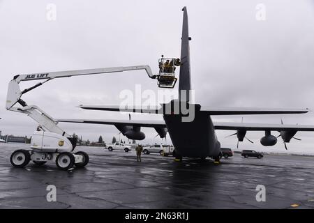 Sgts. Christopher Simmons, chef d'équipage de l'escadron de maintenance 403rd aéronefs et Tu Phan, technicien en systèmes de contrôle de vol intégrés de l'escadron de maintenance 403rd, utilisent un lève-personnes pour enlever et remplacer un acuateur de barre sur un Super Hercules WC-130J. Les membres du Groupe de maintenance 403rd veillent à ce que l'aéronef soit entretenu pour l'escadron de reconnaissance météorologique 53rd afin de voler des AR dans le bassin de l'océan Pacifique du 1 janvier au 31 mars dans le cadre du Plan national d'exploitation de la saison d'hiver. (É.-U. Photo de la Force aérienne par le Sgt. Principal Jessica Kendziorek) Banque D'Images