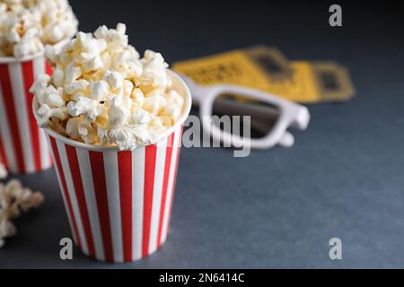 3D verres, pop-corn et billets de cinéma à table. Espace pour le texte Banque D'Images