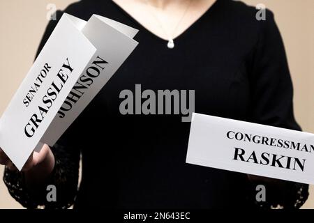 Washington, Vereinigte Staaten. 09th févr. 2023. Un membre du personnel établit des étiquettes de nom avant une audience sur l'arsenalisation du gouvernement fédéral dans l'immeuble Rayburn House à Washington, DC, le jeudi 9 février 2023. Crédit : Julia Nikhinson/CNP/dpa/Alay Live News Banque D'Images