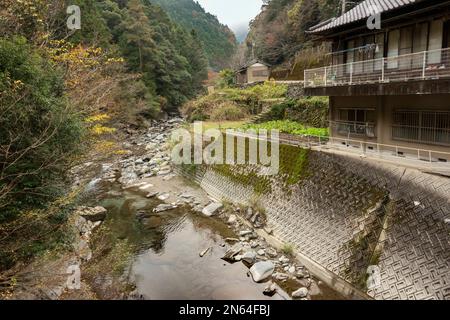 Village Yamashiro-Cho sur la rivière Fujikamadani avec feuillage d'automne, montagnes Shikoku, Japon Banque D'Images