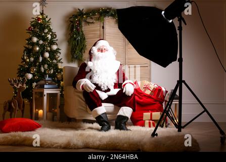 Le Père Noël dans une zone photo décorée pour Noël Banque D'Images