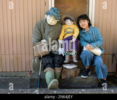 Fille japonaise avec poupées de kakashi, Nagoro, Iya Valley, île de Shikoku, Japon Banque D'Images