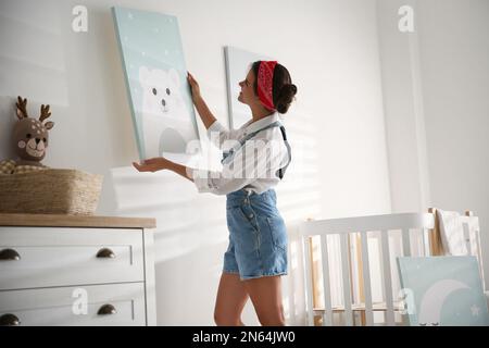 Décoration sur un mur blanc dans la chambre de bébé. Design intérieur Banque D'Images