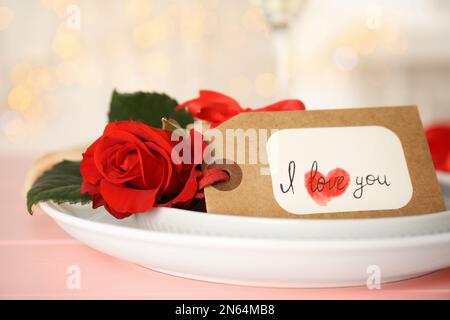 Cadre élégant pour un dîner romantique sur table rose, en gros plan. Célébration de la Saint-Valentin Banque D'Images