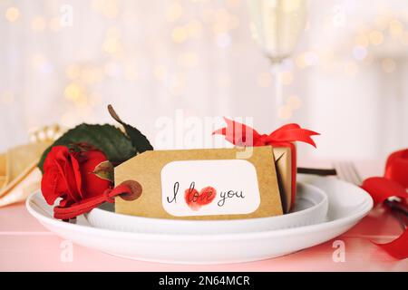 Cadre élégant pour un dîner romantique sur table rose, en gros plan. Célébration de la Saint-Valentin Banque D'Images