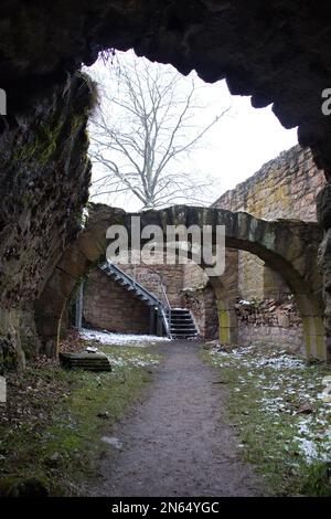 Falkenstein, Allemagne - 31 janvier 2021: À l'intérieur des ruines du château de Falkenstein lors d'une journée d'hiver en Rhénanie Palatinat, Allemagne. Banque D'Images