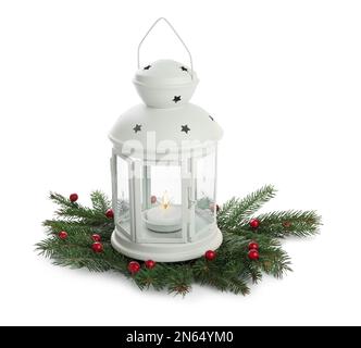 Lanterne de Noël décorative et brindilles de conifères sur fond blanc Banque D'Images
