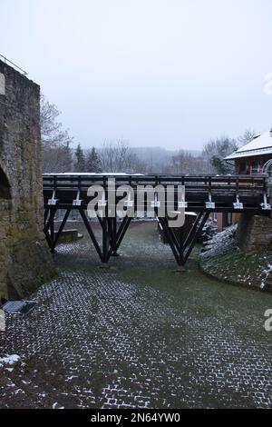 Falkenstein, Allemagne - 31 janvier 2021: Pont sur les ruines du château de Falkenstein lors d'une journée d'hiver brumeuse en Rhénanie Palatinat, Allemagne. Banque D'Images