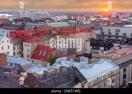 Rayons du soleil sur le quartier du design à Helsinki, en Finlande. Banque D'Images