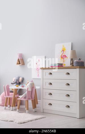 Chambre pour enfants avec mobilier et photos modernes. Design intérieur Banque D'Images