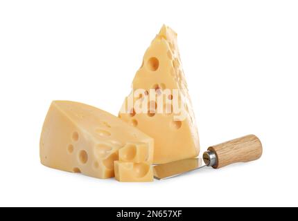 Morceaux de délicieux fromage et couteau sur fond blanc Banque D'Images