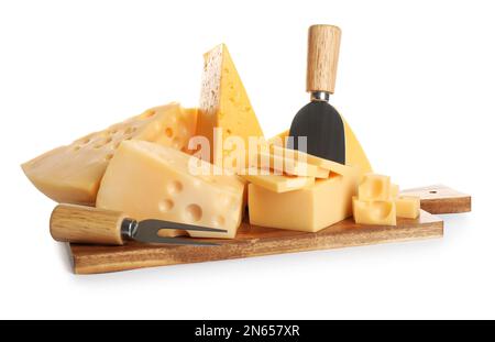 Différentes sortes de fromage, fourchette et couteau sur fond blanc Banque D'Images
