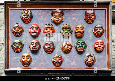 Les masques Daha ATA Sanniya sont des accessoires essentiels du rituel de danse ancien au Sri Lanka, également connu sous le nom de danse du diable. Son but est la guérison et le bénis. Banque D'Images