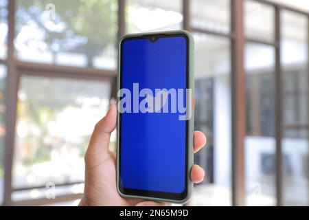 Surabaya, Indonésie - 19 mai 2021 : smartphone portable avec application twitter Banque D'Images