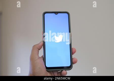 Surabaya, Indonésie - 19 mai 2021 : smartphone portable avec application twitter Banque D'Images