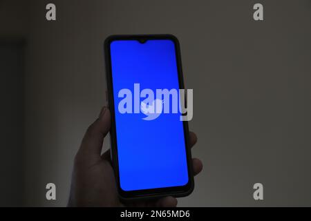 Surabaya, Indonésie - 19 mai 2021 : smartphone portable avec application twitter Banque D'Images