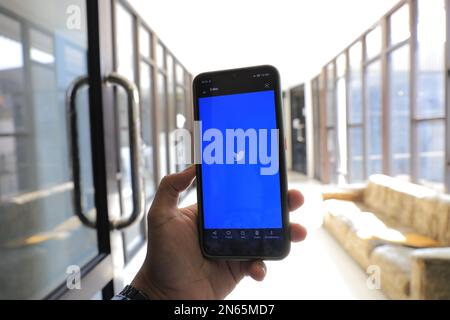 Surabaya, Indonésie - 19 mai 2021 : smartphone portable avec application twitter Banque D'Images