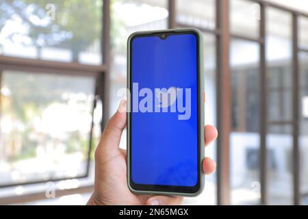 Surabaya, Indonésie - 19 mai 2021 : smartphone portable avec application twitter Banque D'Images