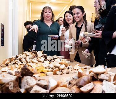 Washington, États-Unis. 09th févr. 2023. Les membres du Congrès se réunissent lors de la première réunion du caucus de Bagel à l'occasion de la Journée nationale de Bagel et de LOX aux États-Unis Capitole. Crédit : SOPA Images Limited/Alamy Live News Banque D'Images