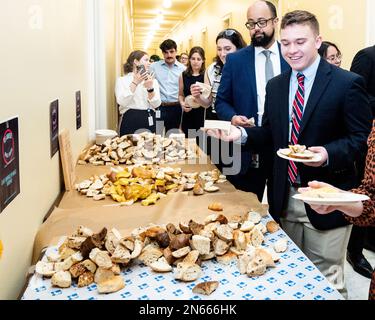 Washington, États-Unis. 09th févr. 2023. Les membres du Congrès se réunissent lors de la première réunion du caucus de Bagel à l'occasion de la Journée nationale de Bagel et de LOX aux États-Unis Capitole. Crédit : SOPA Images Limited/Alamy Live News Banque D'Images