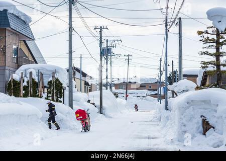 Postman avec moto, la vie dans un pays de neige, ville célèbre par la neige lourde, ville de Yokote, Akita, Tohoku, Japon, Asie de l'est, Asie Banque D'Images