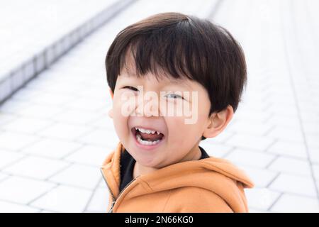 Un garçon sourit au parc d'attractions de Korakuen, 3 ans, Korakuen, Bunkyo Ku, Tokyo, Japon, Asie de l'est, Asie Banque D'Images