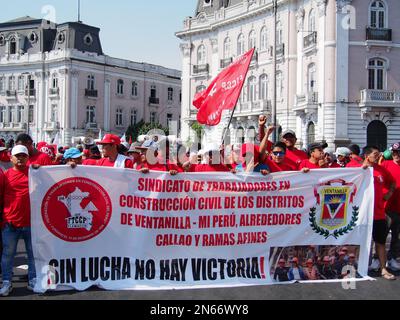 Pérou, 09/02/2023, des milliers de syndicalistes, pour la plupart ouvriers du bâtiment, sont descendus dans les rues de Lima pour demander la démission du Président Dina Boluarte et les élections anticipées. Les manifestations dans la capitale et surtout dans le sud du Pérou n'ont pas cessé depuis que Boluarte a pris la présidence de 7 décembre, et à ce jour, il y a eu plus de 50 morts. Banque D'Images