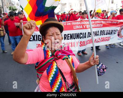 Pérou, 09/02/2023, une femme indigène protestant lorsque des milliers de syndicalistes, principalement des ouvriers du bâtiment, sont descendus dans les rues de Lima pour demander la démission du Président Dina Boluarte et les élections anticipées. Les manifestations dans la capitale et surtout dans le sud du Pérou n'ont pas cessé depuis que Boluarte a pris la présidence de 7 décembre, et à ce jour, il y a eu plus de 50 morts. Banque D'Images