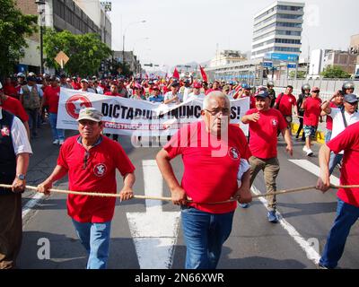 Pérou, 09/02/2023, des milliers de syndicalistes, pour la plupart ouvriers du bâtiment, sont descendus dans les rues de Lima pour demander la démission du Président Dina Boluarte et les élections anticipées. Les manifestations dans la capitale et surtout dans le sud du Pérou n'ont pas cessé depuis que Boluarte a pris la présidence de 7 décembre, et à ce jour, il y a eu plus de 50 morts. Banque D'Images