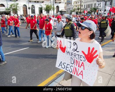 Peru, 09/02/2023, '72 Dead, Dina Killer' peut être lu dans une bannière lorsque des milliers de syndicalistes, principalement des ouvriers du bâtiment, sont redescendus dans les rues de Lima pour demander la démission du président Dina Boluarte et les élections anticipées. Les manifestations dans la capitale et surtout dans le sud du Pérou n'ont pas cessé depuis que Boluarte a pris la présidence de 7 décembre, et à ce jour, il y a eu plus de 50 morts. Banque D'Images