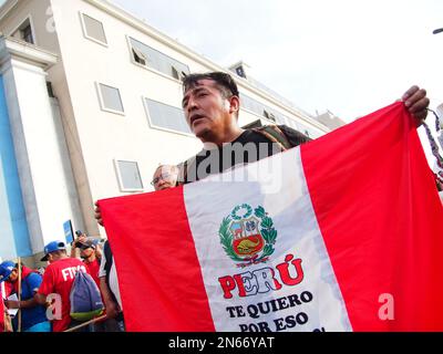 Pérou, 09/02/2023, «Peru Je t'aime, c'est pourquoi je te défends» peut être lu sur un drapeau quand des milliers de syndicalistes, principalement des ouvriers de la construction, sont descendus dans les rues de Lima pour réclamer la démission du président Dina Boluarte et les élections anticipées. Les manifestations dans la capitale et surtout dans le sud du Pérou n'ont pas cessé depuis que Boluarte a pris la présidence de 7 décembre, et à ce jour, il y a eu plus de 50 morts. Banque D'Images