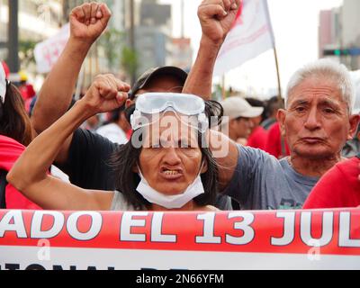 Pérou, 09/02/2023, une femme indigène qui lève son poing quand des milliers de syndicalistes, principalement des ouvriers du bâtiment, sont descendus dans les rues de Lima pour demander la démission de la présidente Dina Boluarte et les élections anticipées. Les manifestations dans la capitale et surtout dans le sud du Pérou n'ont pas cessé depuis que Boluarte a pris la présidence de 7 décembre, et à ce jour, il y a eu plus de 50 morts. Banque D'Images