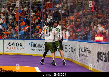 4 février 2023:Rochester Knighthawks avance Conner Fields (10) et Ryan Smith (43) célèbrent après avoir marqué un but au deuxième trimestre contre les bandits de Buffalo. Les bandits de Buffalo ont accueilli les Rochester Knighthawks dans un match de la Ligue nationale de Lacrosse au KeyBank Centre de Buffalo, New York. (Jonathan Tenca/CSM) Banque D'Images