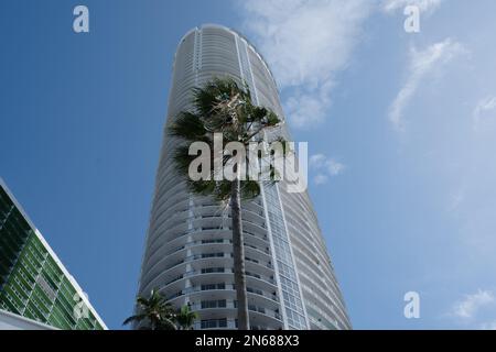 Vue en angle bas d'un bâtiment de Miami. Banque D'Images