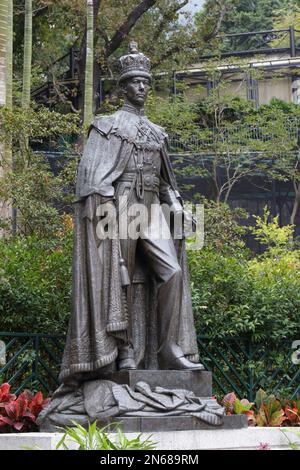 Vue verticale d'une statue en bronze du roi George VI, jardin zoologique et botanique (ZBG), niveaux moyens, Central, Hong Kong, Chine 05 février 2023 Banque D'Images