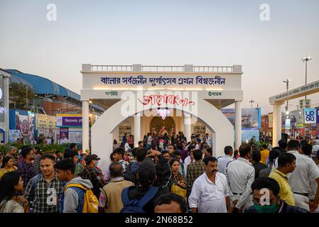 Les gens amoureux du livre se sont réunis à l'International Kolkata Book Fair, l'une des plus grandes expositions du livre au monde organisées par les éditeurs et les libraires à B Banque D'Images