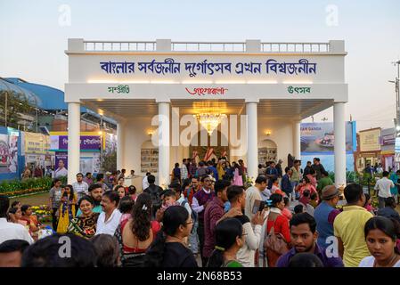 Les gens amoureux du livre se sont réunis à l'International Kolkata Book Fair, l'une des plus grandes expositions du livre au monde organisées par les éditeurs et les libraires à B Banque D'Images