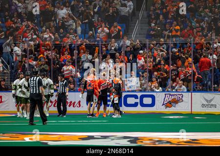 4 février 2023: Les joueurs de bandits de Buffalo célèbrent après avoir marqué un but dans le deuxième trimestre contre les Knighthawks de Rochester. Les bandits de Buffalo ont accueilli les Rochester Knighthawks dans un match de la Ligue nationale de Lacrosse au KeyBank Centre de Buffalo, New York. (Jonathan Tenca/CSM) Banque D'Images