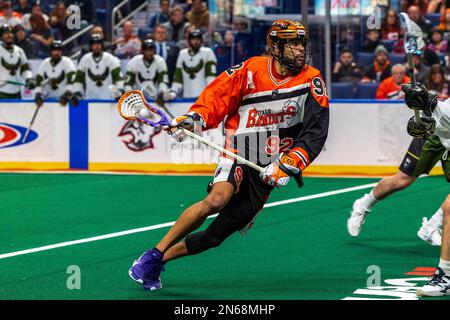 4 février 2023: Buffalo bandits avant Dhane Smith (92) porte la balle dans le troisième quart contre les Rochester Knighthawks. Les bandits de Buffalo ont accueilli les Rochester Knighthawks dans un match de la Ligue nationale de Lacrosse au KeyBank Centre de Buffalo, New York. (Jonathan Tenca/CSM) Banque D'Images