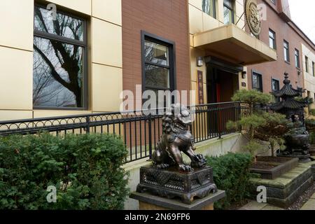 Sculpture en métal du lion de gardien bouddhiste de style chinois à l'extérieur du monastère du Bouddha d'or, Vancouver, Colombie-Britannique, Canada Banque D'Images