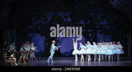 Hambourg, Allemagne. 09th févr. 2023. Alexandr Trusch (l) comme 'Roi', Lasse Caballero (m) comme 'Prince Siegfried', Alina Cojocaru (m) comme 'Princess Odette', et ensemble de danse lors d'une répétition photo du ballet de John Neumeier 'illusions - comme le lac des cygnes' sur scène au Staatsoper. Le Ballet de Hambourg célèbre la renaissance du classique de ballet de John Neumeier le 11 février. Ce sera le cinquième renouveau de la pièce depuis sa première en 1976. Credit: Christian Charisius/dpa/Alay Live News Banque D'Images